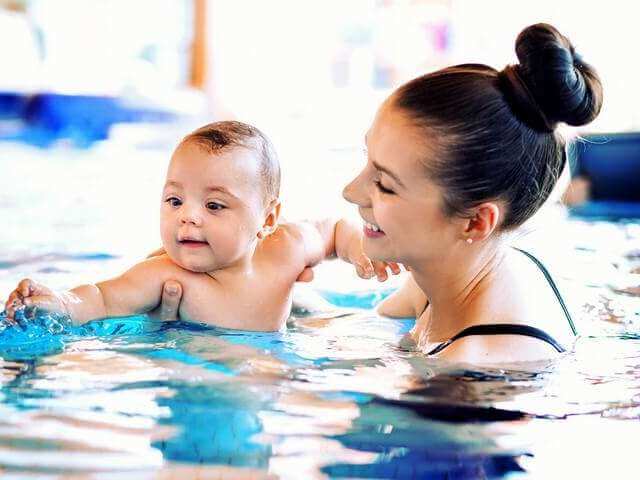 piscine couverte avec bébé
