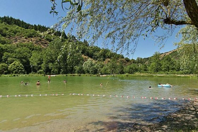 Plage verte aménagée pour la baignade