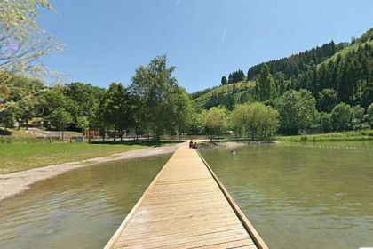 Plage verte aménagée pour la baignade