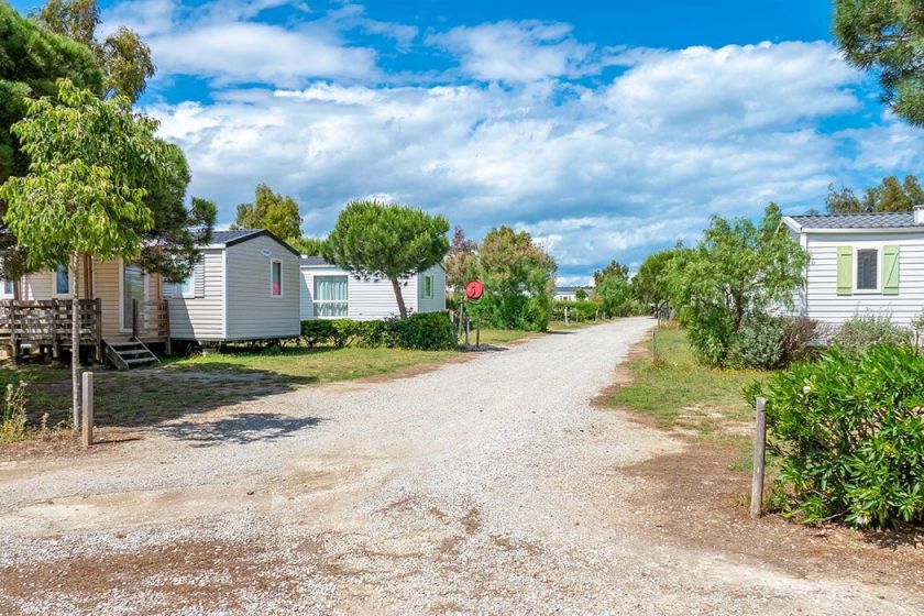Une allée du camping Les Fontaines