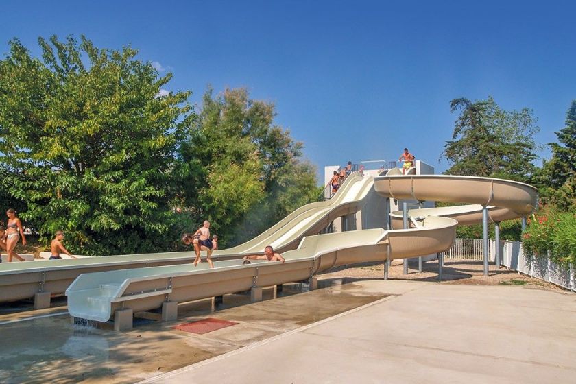 L'espace aquatique du camping Les Fontaines