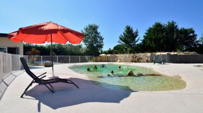 Parapluie Avec Lit Piscine Autour De La Piscine Avec Fond De Mer Océanique