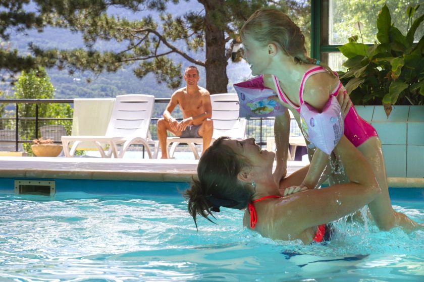 Mère et enfants piscine