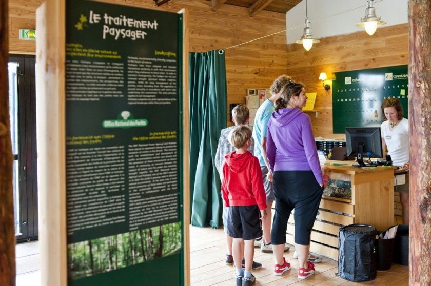L'accueil d'Huttopia Font Romeu dans les Pyrénées Orientales