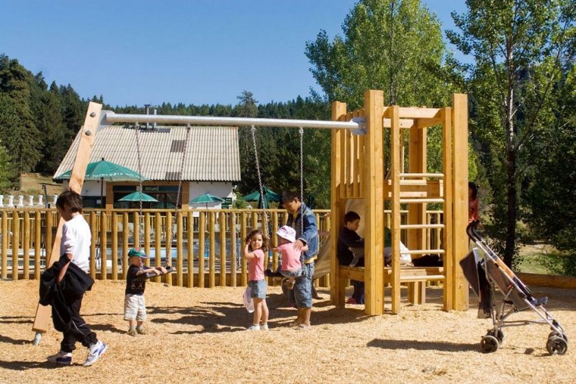 L'aire de jeux pour enfants d'Huttopia Font Romeu dans les Pyrénées Orientales