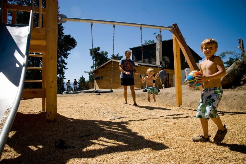 L'aire de jeux pour enfants d'Huttopia Font Romeu dans les Pyrénées Orientales