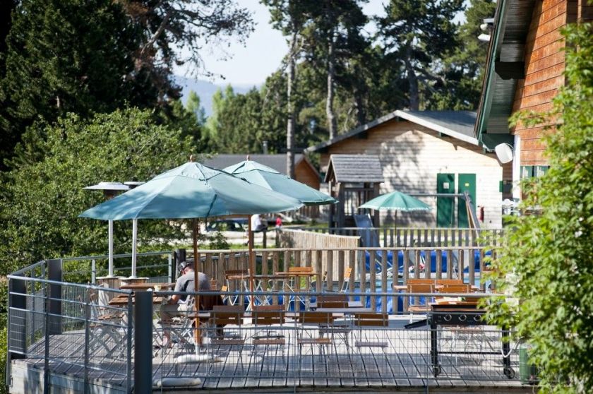 La terrasse du café restaurant d'Huttopia Font Romeu