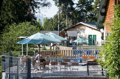 La terrasse du café restaurant d'Huttopia Font Romeu