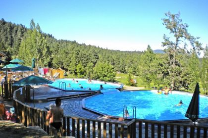 La piscine extérieure d'Huttopia Font Romeu, chauffée en saison