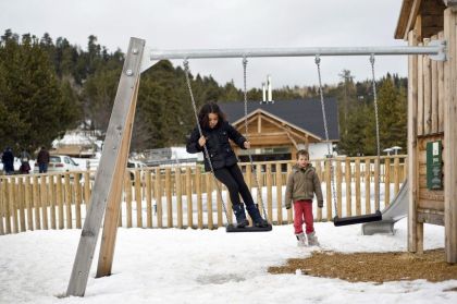 L'aire de jeux pour enfants d'Huttopia Font Romeu pendant l'hiver