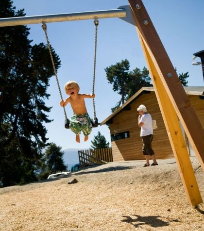 L'aire de jeux pour enfants d'Huttopia Font Romeu dans les Pyrénées Orientales