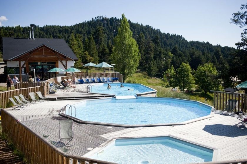 La piscine extérieure d'Huttopia Font Romeu, idéale pour s'amuser en famille !