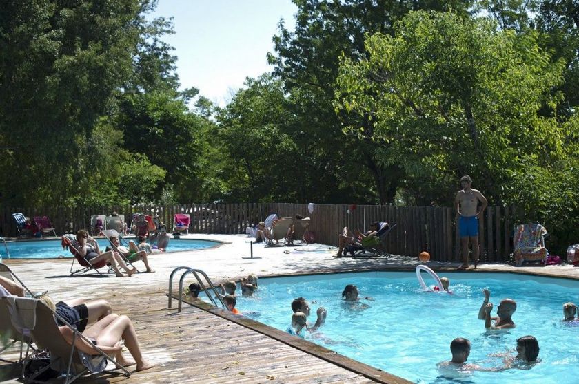La piscine extérieure du Camping Indigo Le Moulin, au cœur de l'Ardèche