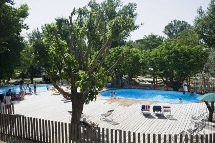 La piscine extérieure du Camping Indigo Le Moulin, au cœur de l'Ardèche