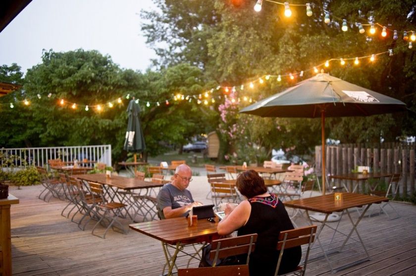 La terrasse du café restaurant, agréable pour les soirées d'été
