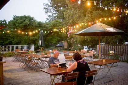 La terrasse du café restaurant, agréable pour les soirées d'été