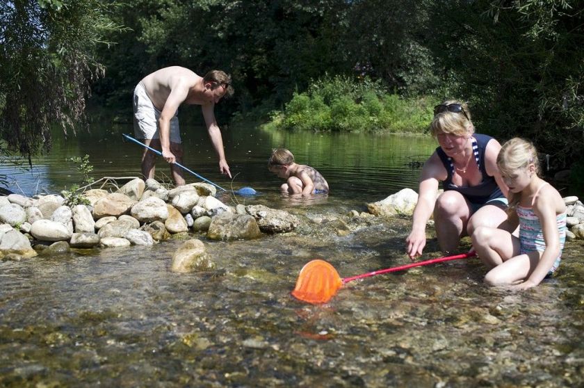 Le camping est situé vers les gorges de l'Ardèche, pour le plein d'activités nature !