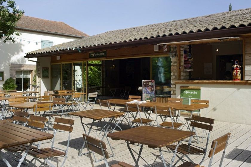 La terrasse du café restaurant snack du Camping Indigo Le Moulin