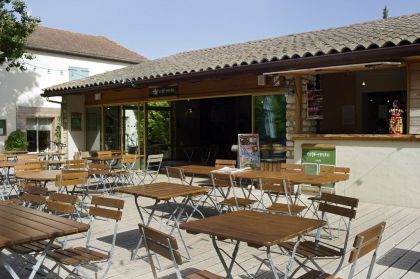 La terrasse du café restaurant snack du Camping Indigo Le Moulin