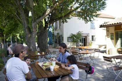 La terrasse du café restaurant snack, pour une pause en famille à l'ombre
