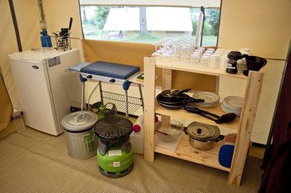 tente interieur coin repas