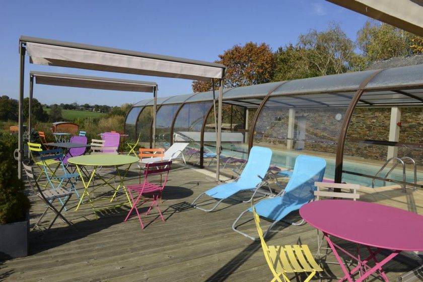 La terrasse de la piscine couverte et chauffée