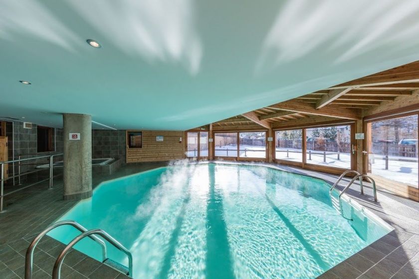 La piscine intérieure chauffée de la résidence familiale Les Balcons du Viso à Abries