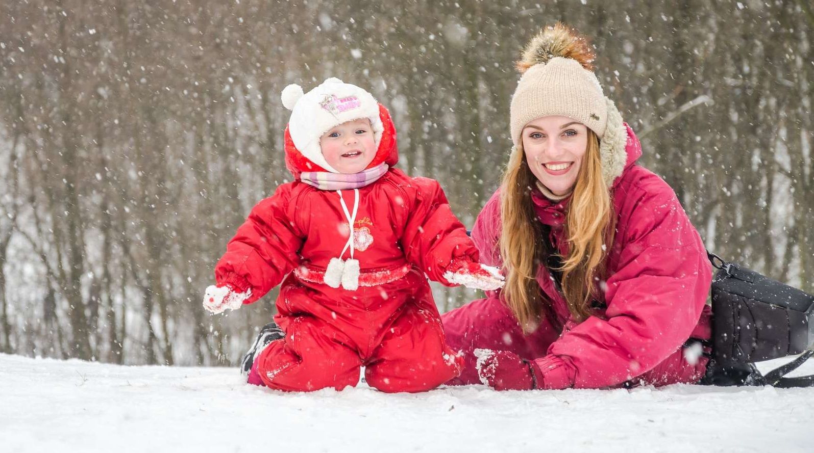 maman avec son bébé neige