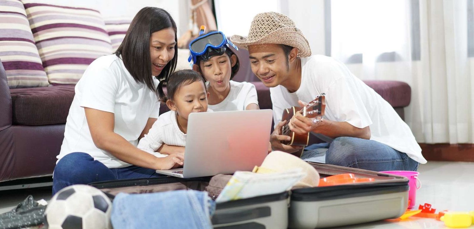 famille derrière un ordinateur, prête à partir en vacances