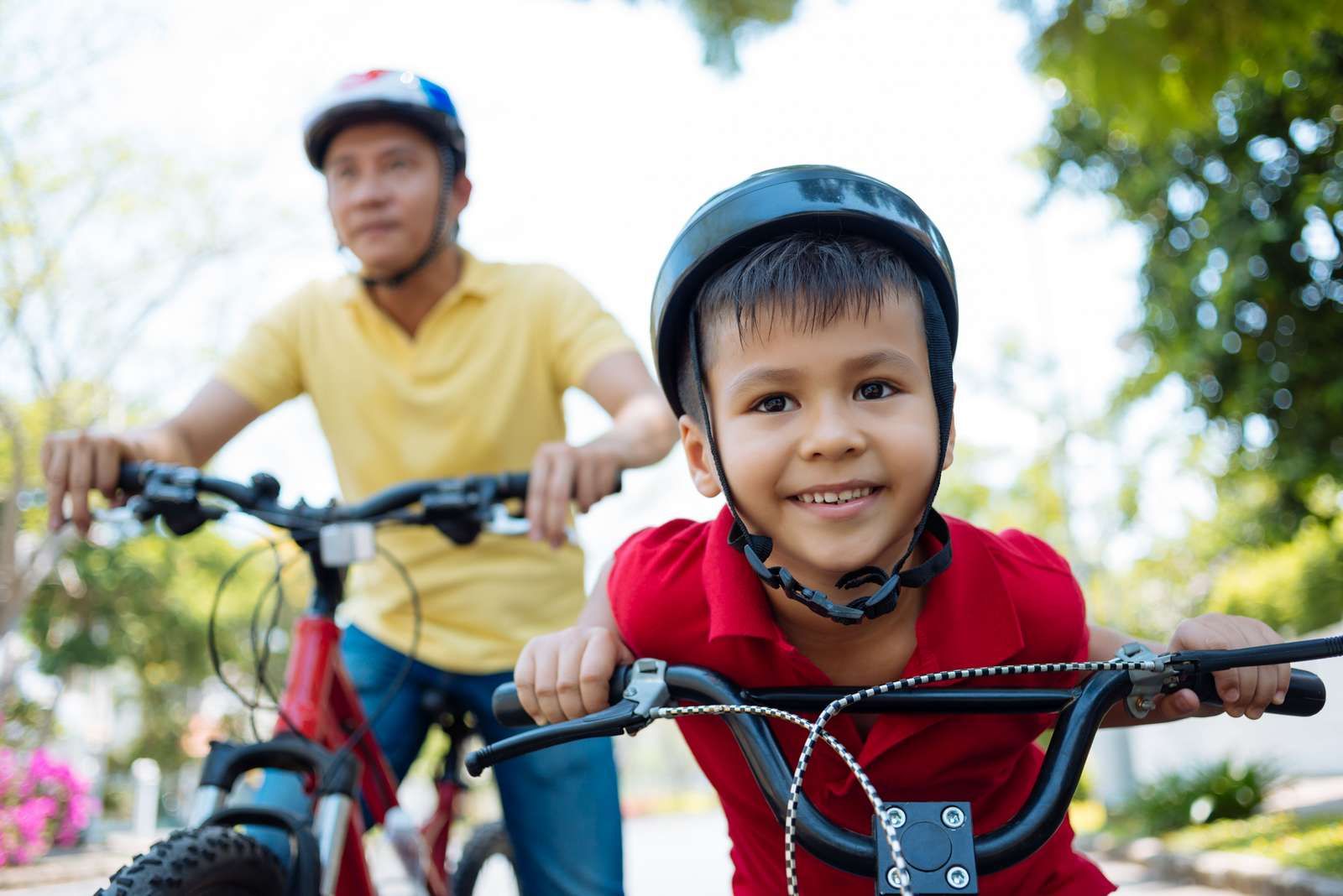 père et fils à vélo