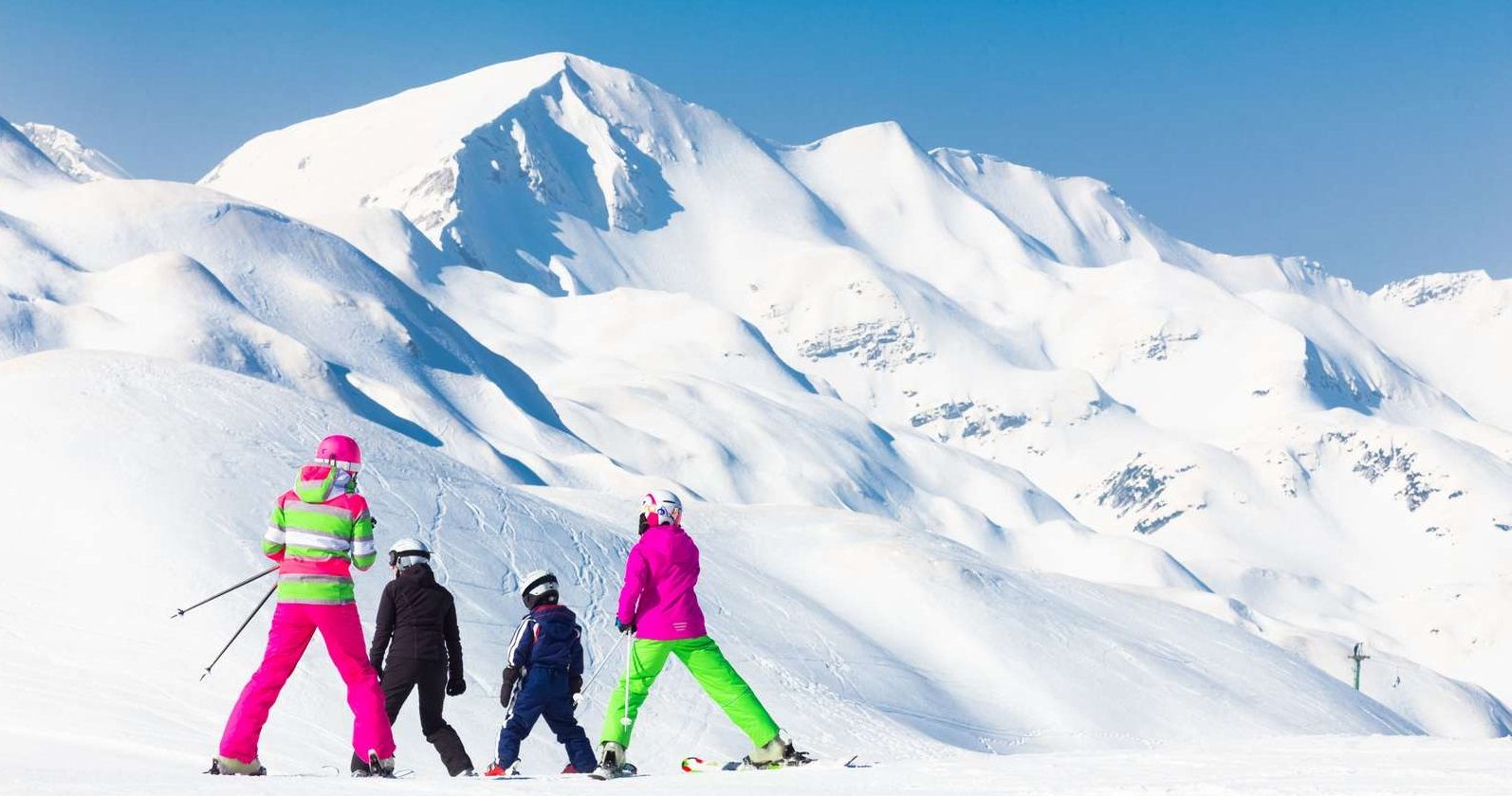 famille ski en face de la montagne