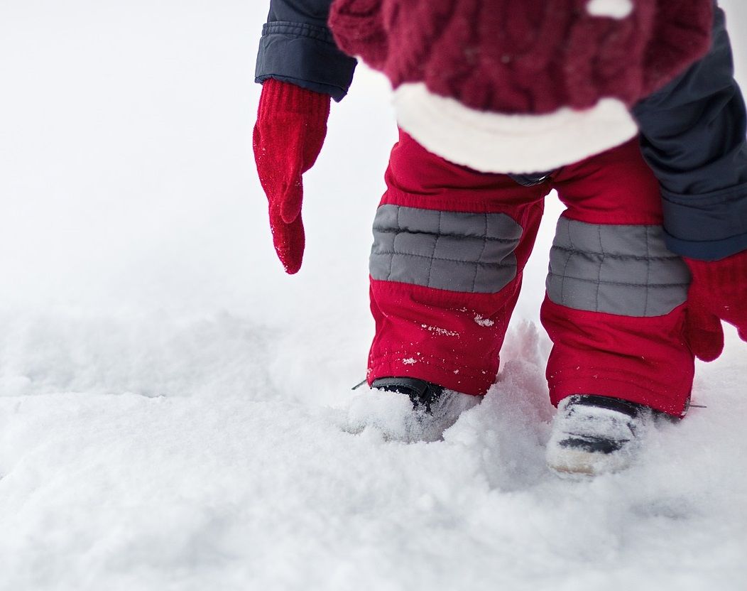 bébé pieds neige