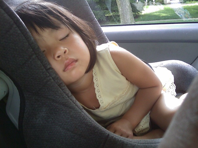 enfant endormie voiture
