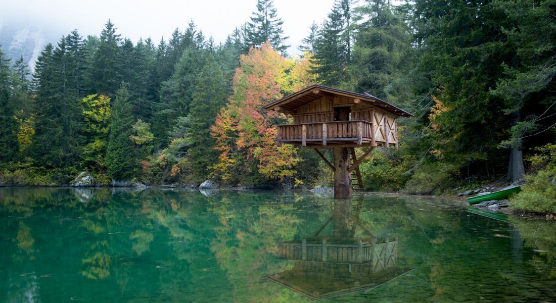 maison sur pilotis bord de lac