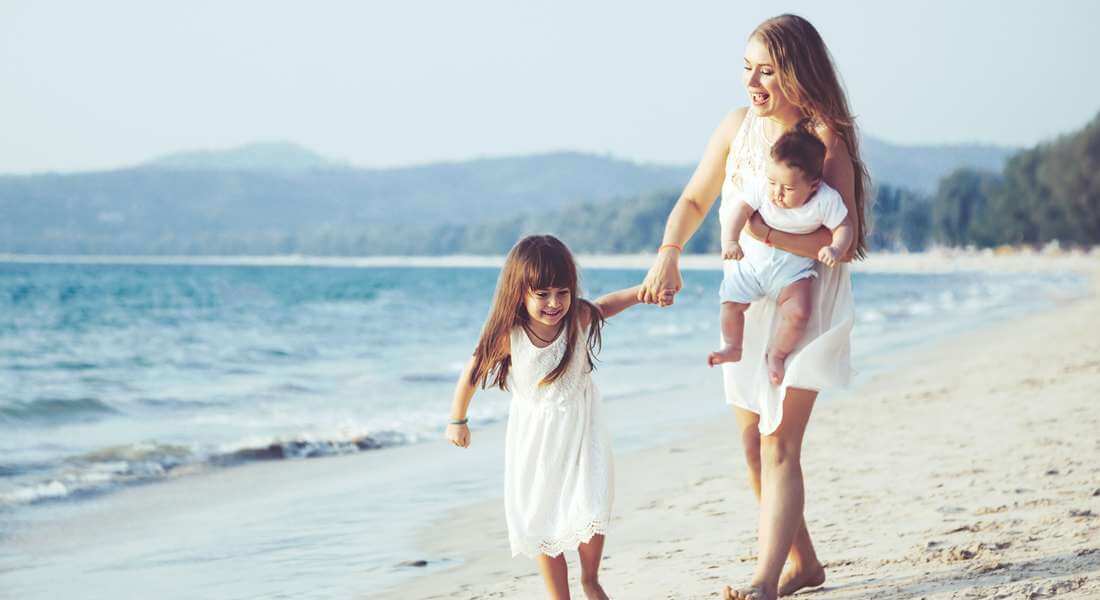 Plage maman seule avec enfants