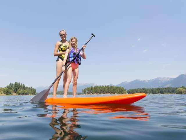 Paddle maman et sa fille lac