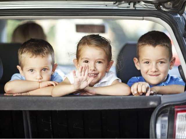 voiture enfants plage arrière