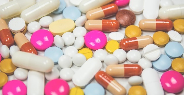 médicaments pillules colorées