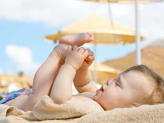 bebe plage sable