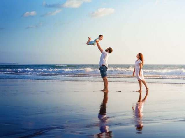 plage déserte famille