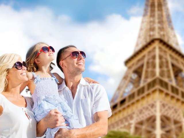 touristes famille tour eiffel