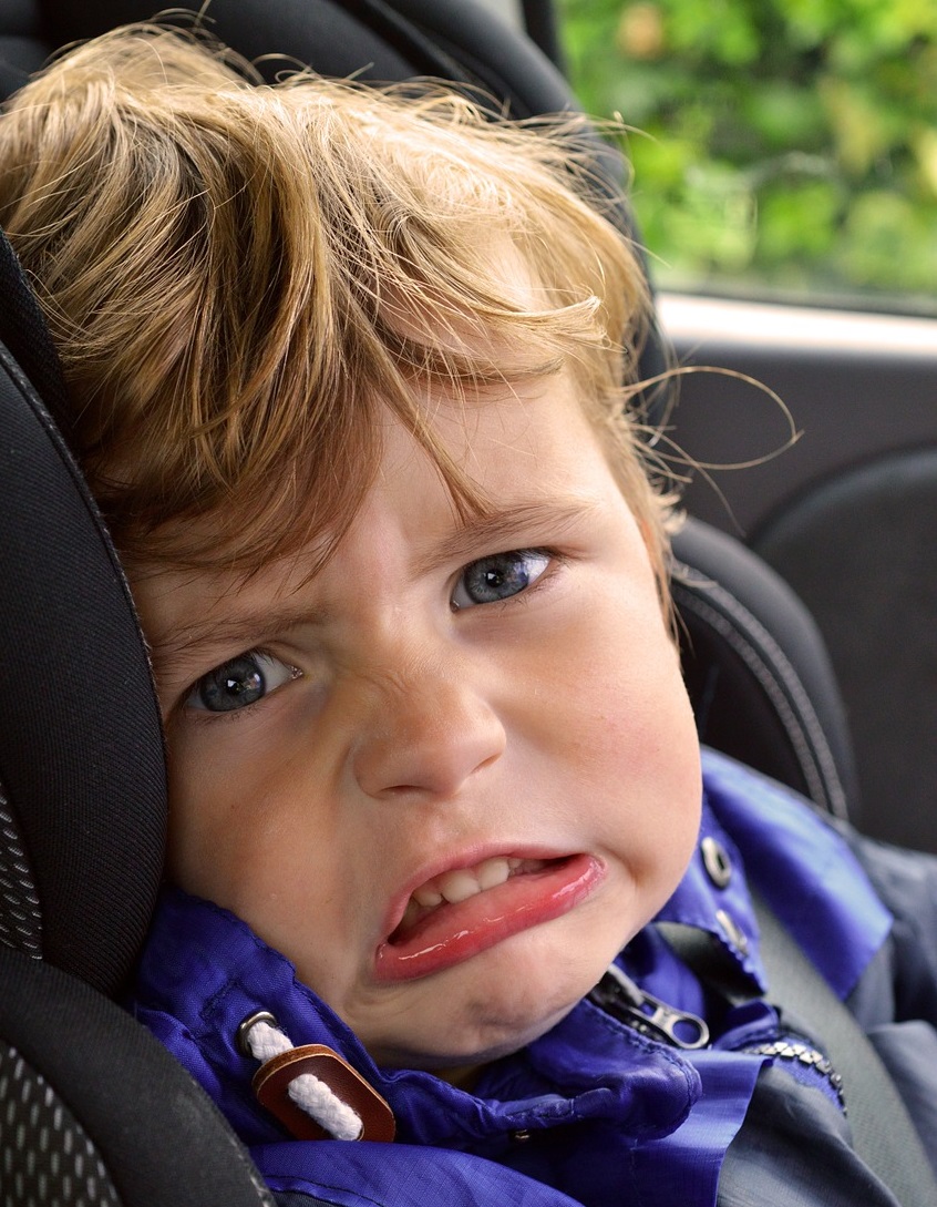 petit garcon voiture grimace