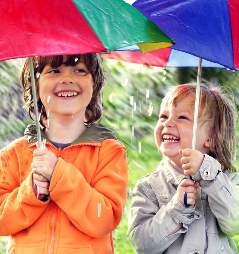 enfants rires parapluie campagne